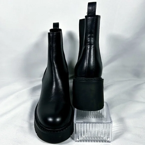 Madden Girl ‘Trust’ Lug Sole Chelsea Boot - NWOT - Picture 2 of 6